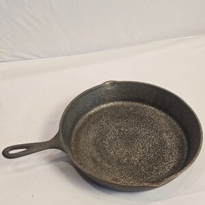 Vintage Unmarked Cast Iron Skillet 10.5 Inch Round Pan with Heat Ring No 8